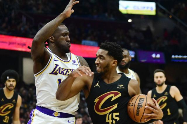 新球体育-米切尔回归首战末节哑火 湖人奇兵成防守关键