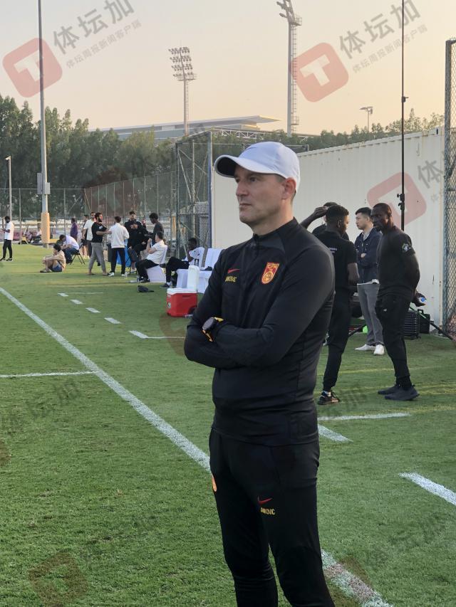 1703554953972028430.jpg 扬科维奇场边指挥.jpg